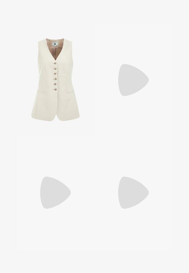 Chaleco sin mangas beige con escote en V, que cuenta con seis botones en el frente y dos bolsillos laterales, hecho de un tejido ligero.; Camisa blanca de manga larga hecha de algodón, con un cuello clásico, botones en la parte delantera y un dobladillo recto con bordes ligeramente redondeados.; Pantalones cortos texturizados blancos con un patrón tejido, con dobladillo deshilachado y un detalle de logo dorado en el lateral.; Tacones de charol negro tipo slingback con punta afilada, tacón delgado y correa ajustable con un adorno circular. Acabado liso y brillante.