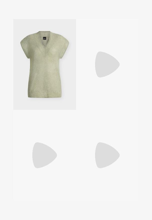 Lichtgroene gebreide mouwloze trui met een V-hals en een geribbelde textuur, gelabeld met "BOSS" aan de binnenkant van de kraag.; Witte geribbelde mouwloze tanktop met ronde halslijn en subtiel "Mos Mosh" logo op de borst.; Lichtblauwe denim jeans met een wijde pijp, voorzien van versleten details op de knieën en een klassiek vijf-pocket ontwerp met riemlussen.; Zwarte leren schoen met lage hak en puntige neus, veters aan de achterkant en een enkelbandje, afgebeeld tegen een effen witte achtergrond.