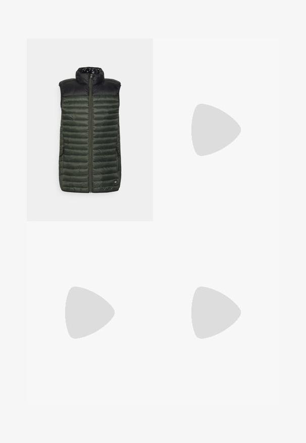 Chaleco acolchado con una sección superior negra y un cuerpo acolchado de color verde oscuro. Presenta una cremallera frontal y bolsillos laterales. Material texturizado y ligero.; Jersey de punto verde oliva de manga larga con cuello redondo, puños y bajo acanalados, mostrado sobre fondo blanco.; Vaqueros de mezclilla negra con un corte ajustado, que cuentan con cinco bolsillos, trabillas para cinturón y detalles de costura sutiles. Textura desgastada a lo largo de la tela.; Mocasín de cuero negro con punta redonda, detalles de costura y suela gruesa y texturizada. Presenta un diseño elegante y minimalista.