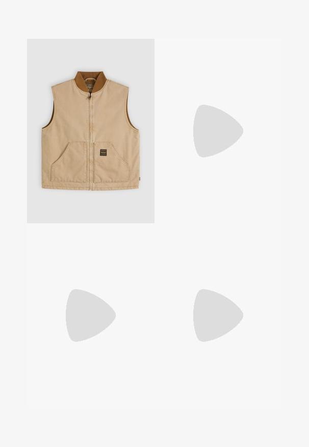 Veste beige sans manches avec fermeture éclair, col côtelé marron et deux poches avant, dont une avec une petite étiquette noire carrée.; Chemise blanche à manches longues, à boutons, avec de fines rayures verticales rouges, une poche poitrine, un col et des poignets boutons.; Pantalon cargo en denim bleu avec des poches latérales, une coupe décontractée et une fermeture à bouton à la taille. Tissu texturé avec des coutures visibles.; Bottine en cuir marron à lacets, avec un col rembourré, des coutures contrastées et une semelle robuste, vue de l'extérieur sur un fond blanc.