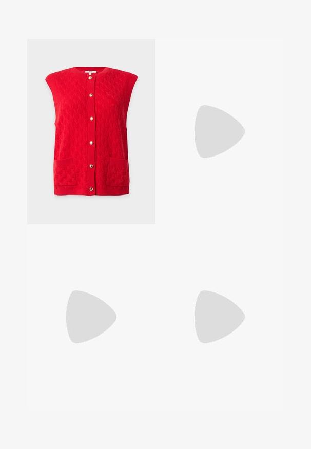 Gilet sans manches rouge tricoté avec des boutons dorés sur le devant et deux poches avant, présentant un motif texturé.; Haut sans manches à carreaux rouges et blancs avec corsage froncé, liens latéraux et ourlet à volants, étiqueté Maisonétre.; Jupe midi rouge à étages avec taille élastique froncée et tissu ample et fluide.; Ballerines en cuir verni bordeaux avec un bout pointu, une bride de cheville avec une boucle en argent et un petit talon. Texture lisse sur l'ensemble.