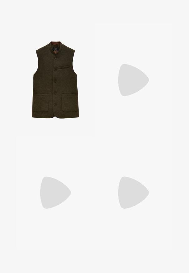 Gilet en laine marron foncé boutonné avec col montant, deux poches plaquées basses et une poche poitrine passepoilée.; Pull en col roulé marron en tissu lisse, doté d'un col ajusté, de manches longues et de bord-côtes aux poignets et à l'ourlet.; Pantalon marron pour homme, coupe ajustée avec plis devant, poches latérales, passants de ceinture et coupe droite.; ALDO DONALD - Derbies & Richelieus - dark brown