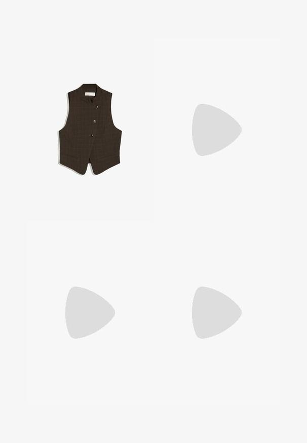 Gilet sans manches marron foncé avec col montant et trois boutons sur le devant, avec un motif à carreaux subtil et deux poches avant.; Chemise Henley blanche à manches longues avec col rond et une rangée verticale de petits boutons au centre devant.; Pantalons larges noirs en tissu lisse, avec une taille haute, des plis avant et des poches latérales. Design simple sans embellissements.; Bateaux en cuir noir avec un bout arrondi, un laçage, des accents en surpiqûre et une semelle en caoutchouc épaisse dotée d'un motif de traction texturé.