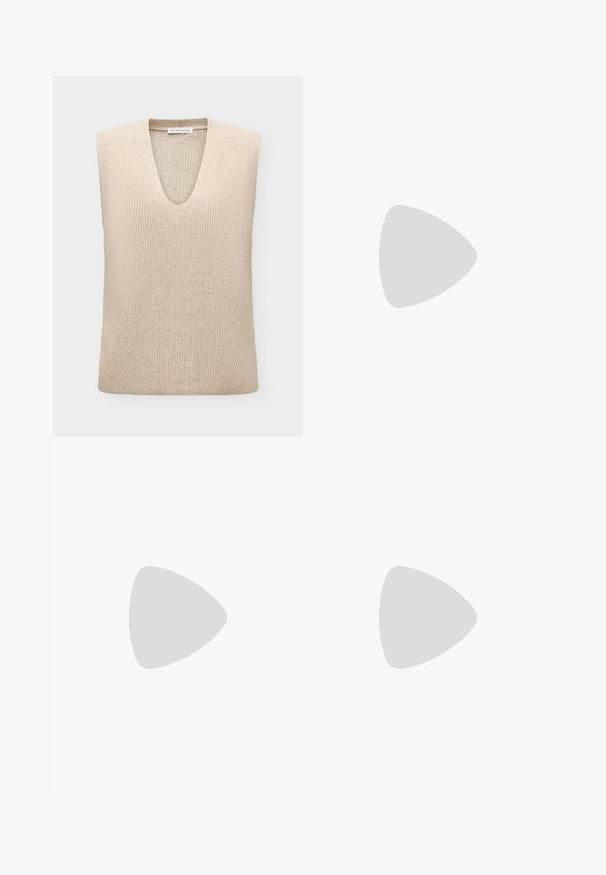 Beige gestrickte ärmellose Sweaterweste mit V-Ausschnitt und gerippter Textur, mit Tom Tailor Etikett.; Weiße Bluse mit langen Ärmeln, Stehkragen, verdeckter Knopfleiste, dezenten vertikalen Streifen und gerafften Manschetten, auf schlichtem Hintergrund präsentiert.; Beige maßgeschneiderte Hose mit hoher Taille, gefaltetem Vorderteil und schmal zulaufendem Bein. Der Stoff wirkt glatt mit einem dezenten Glanz. Keine sichtbaren Taschen.; Dunkelbrauner, polierter Herren-Pennyloafer aus Leder mit niedrigem Absatz und gesteppten Details auf weißem Hintergrund.