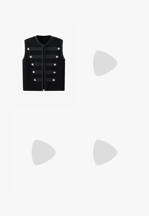 Zwart mouwloos militair vest met ronde hals, zes horizontale decoratieve banden en zilveren knopen aan de voorkant.; Effen wit T-shirt met korte mouwen, een ronde hals en een klein zwart labeltje aan de binnenkant van de kraag.; Zwarte rok tot op de knie met een rechte tailleband en een overlappend plooidetail aan de voorkant, afgebeeld op een witte achtergrond.; Zwarte leren kniehoge laarzen met een gladde textuur, ronde neus, platte zool en minimalistisch ontwerp, met gestikte naden en zonder zichtbare hardware.