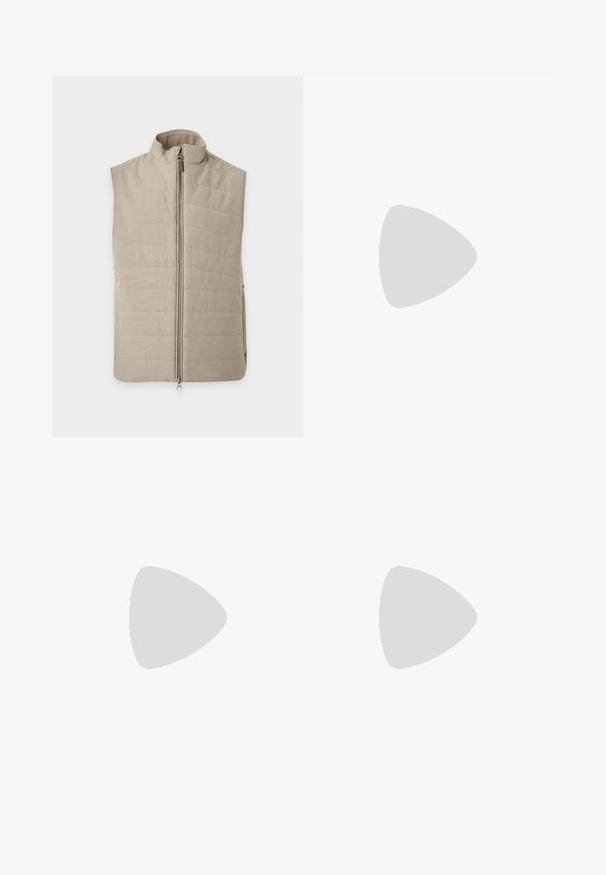 Veste matelassée beige sans manches avec col montant et fermeture éclair intégrale sur un fond clair uni.; Chemise boutonnée bleu clair en coton, avec un col classique, des manches longues et un petit logo sur la poitrine. Texture lisse.; Pantalon beige sur mesure en tissu lisse et texturé. Coupe droite avec une taille à la taille et sans ornements visibles ni poches.; Botte Chelsea en daim marron clair avec panneau latéral élastique noir et semelle basse foncée sur fond neutre.