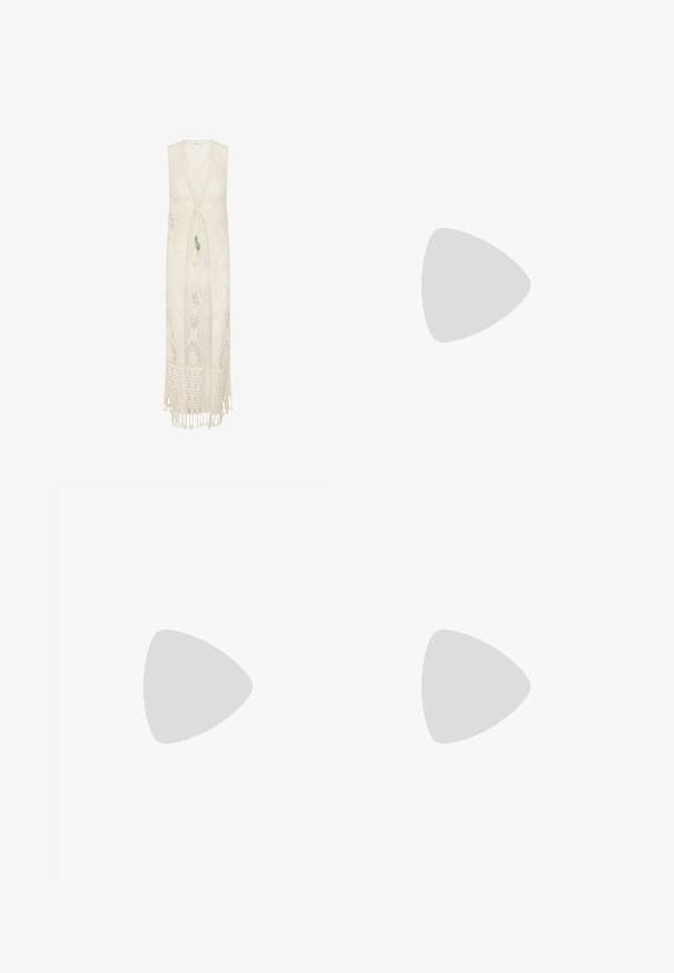 Vestido de crochet sin mangas de color crema, con escote en V, anudado al frente con cuentas y borde con flecos.; Vestido sin mangas de punto de ganchillo marrón con una silueta ajustada, que presenta una textura de tejido abierto y un escote redondo.; Botín de ante marrón hasta el tobillo con punta afilada, detalle de flecos en el cuello y tacón de madera apilada. Textura suave en toda su superficie.; Bolso de hombro de ante marrón con un detalle de flecos en la parte inferior, forma curva, logo dorado en el frente y una correa ajustable.
