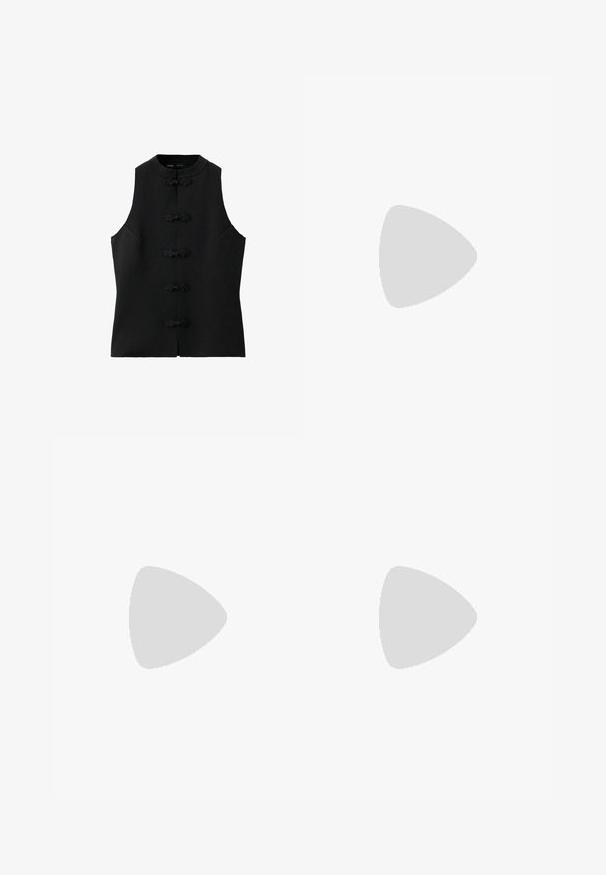 Gilet noir sans manches avec col mandarin et cinq fermetures décoratives avec boucles et nœuds sur le devant.; Blazer noir croisé avec revers crantés, deux poches avant à rabat, une poche poitrine et manches longues.; Botte noire montante en tissu lisse avec un bout pointu et un talon aiguille fin. Présente des coutures minimales et un design épuré.; Sac à main en cuir noir à la forme souple, orné de clous en argent et doté d'une large bandoulière. Texture lisse avec un design froncé.