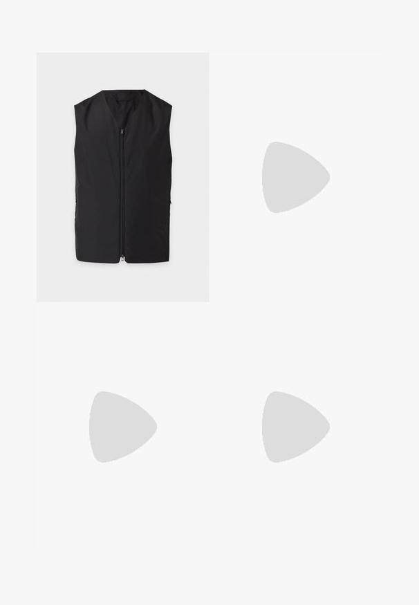 Sort ærmeløs vest med lynlås foran, lige snit og uden krave, vist fladt på en hvid baggrund.; Sort polo T-shirt med et gentaget "MK" mønster, korte ærmer, tre knapper ved kraven og kontrasterende stribet kant ved kraven.; Sorte vidde bukser med elastisk taljebånd og snøre, lavet af glat stof, vist forfra på en ensfarvet baggrund.; Sorte laklæder sneakers med rund tå, snørredesign, tekstureret gummisål og en glat overflade.