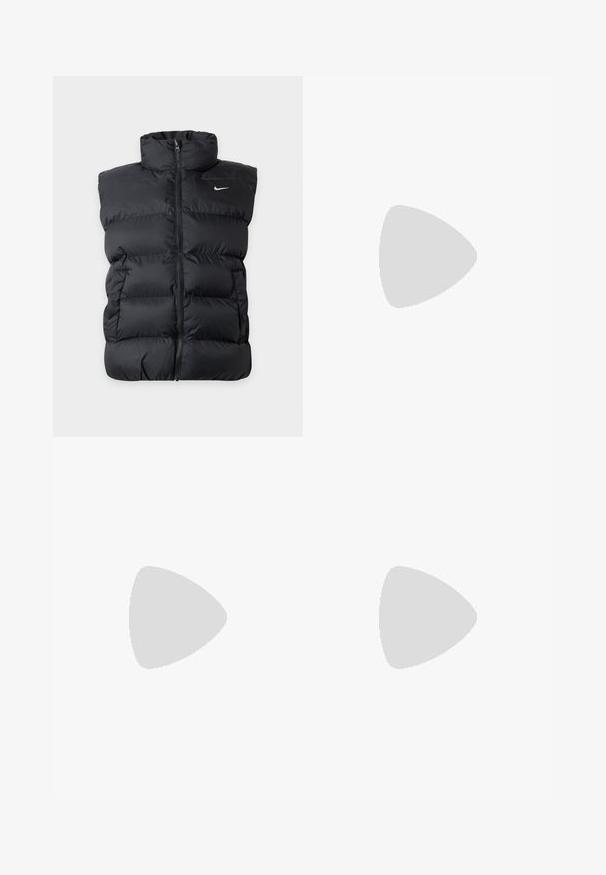 Sort polstret ærmeløs vest med lynlås foran og lille hvid Nike-logo på venstre bryst mod ensfarvet baggrund.; Grå cropped hættetrøje lavet af blødt stof, med knaplukket krave, lange ærmer og et lille Nike-logo på brystet.; Sorte sweatpants med elastisk talje og justerbar snor. Har et lille hvidt Nike-logo på venstre side. Blød stofstruktur.; Sort atletiksko med tekstureret mesh-overdel, sølvfarvede detaljer og en tyk, blank sort sål med afrundede polstrede elementer.