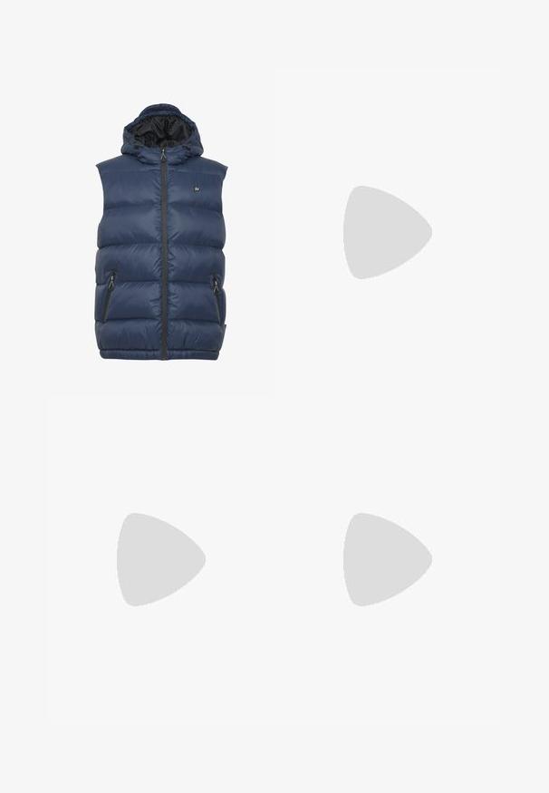 Gilet matelassé bleu marine avec capuche, doté d'une fermeture éclair sur le devant, de deux poches latérales et d'un design matelassé pour l'isolation. Tissu lisse et brillant.; Polo en coton bleu marine avec un design uni, des manches courtes, un plastron à boutons et un petit logo brodé sur la poitrine.; Jean en denim bleu foncé avec une coupe slim, doté d'un design classique à cinq poches et d'une fermeture à bouton en métal à la taille.; Chaussures de sport noires avec une tige en tissu texturé, des accents brillants et une semelle à coussin d'air proéminente. Présente des éléments de design distincts en forme de vague.