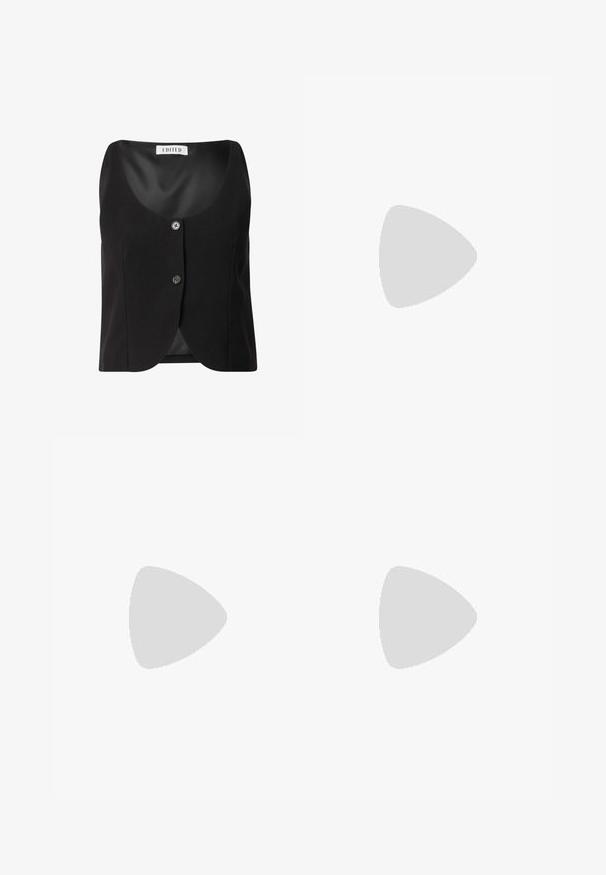 Zwarte mouwloze top met een ronde halslijn, twee knopen aan de voorkant en een gladde stoftextuur; minimalistisch ontwerp met een taillerduik.; Grijze langwerpige shirt met lange mouwen, gemaakt van een gestructureerde katoenen mix, met een ronde halslijn en een aangesloten pasvorm. Geen zichtbare patronen of versieringen.; Donkerbruine, recht gesneden minirok met een zichtbare centrale naad en zonder extra ontwerpdetails of versieringen.; Zwarte leren enkelboot met een vierkante neus, zijrits en chunky vierkante hak. Heeft contrasterende stiksel langs de voornaad.