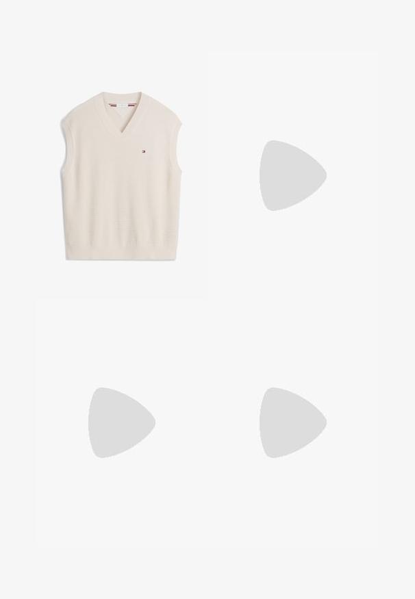 Krémovo sfarbená pletená bezrukávová vesta so špicatým výstrihom a malým logom vlajky Tommy Hilfiger na ľavej strane hrudníka.; Svetlomodré bavlnené tričko s okrúhlym výstrihom, krátkymi rukávmi a malým zeleným vyšitým logom na hrudi. Hladký povrch.; Džínsy v smotanej farbe so strihom rovného nohu, obsahujúce dve predné vrecká, zapínanie na gombík a decentné logo blízko pásu.; Biele tenisky s hladkým koženým zvrškom a nízkym profilom. Majú zaoblenú špičku, šesť očiek a štruktúrovanú gumovú podrážku.