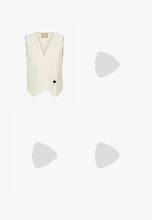 Crèmewit mouwloos vest met dunne verticale krijtstrepen, V-hals en een enkele zwarte knoopsluiting aan de voorkant.; Donkerblauwe denim jurk met een kraag, knopen aan de voorkant, lange gezwollen mouwen en een gestrikte tailleband. Bevat stikseldetails.; Zwarte leren instapper met een gladde afwerking, ronde neus en gestikte details op de voorkant, met een gestructureerde rubberen zool voor grip.; Zijden sjaal met lichtblauwe, witte en zwarte geometrische patchwork, met verschillende horizontale en verticale lijnpatronen en een zwarte rand.