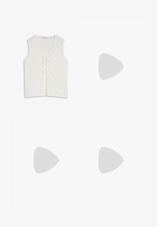 Weiße ärmellose Strickweste mit V-Ausschnitt und zwei vorderen Binderverschlüssen, Größe Small, mit dem Label Denim von Montalon.; Helle blaue Textilie mit einem gewebten Gittermuster. Die Oberfläche ist glatt mit sichtbaren Falten, was auf ein weiches und leichtes Material hinweist.; Jeansshorts in Hellblau mit einem verblassten Finish, featuring aufgerollten Säumen, Fünf-Taschen-Design und Metallknopfverschluss an der Taille.; Marineblauer Slip-On-Sneaker mit weißer Sohle, elastischen Kreuzriemen, gestricktem Obermaterial und "Tom Tailor"-Logo an der Seite.