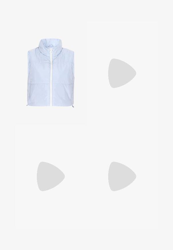 Hele sinine puff-veste kõrge kraega, esikinnitus ja sile, läikiv pind. Omab horisontaalset õmblust ja käeauke pole.; Valge puuvillane polo särk, klassikalise krae, kolme nööbi ja väikese musta logoga vasakul rinnal. Lühikesed varrukad.; Beževi kašmíra laiad püksid vertikaalsete triipudega, millel on kaks eesmist taskut ja ühe haaknupuga sulgemine. Pehme tekstuur ja mugav lõige.; Beez värvi nahast lamedad kingad terava varbaga, külgsuunas neetide aktsent ja madal must tall. Sile tekstuur ja minimalistlik disain.
