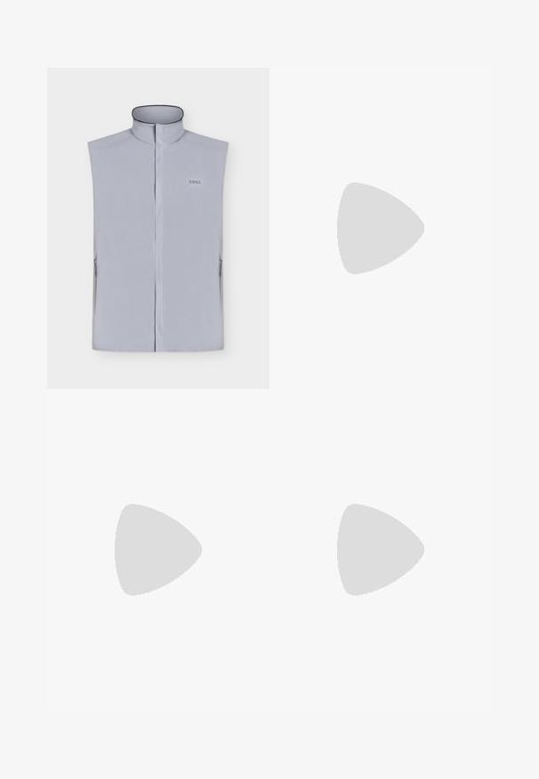 Lichtgrijs mouwloos vest met hoge kraag, ritssluiting aan de voorkant, zijzakken en klein "BOSS"-logo op de linkerborst.; Zwarte short-sleeve t-shirt gemaakt van soepel katoen met een ronde halslijn. Heeft een subtiele merklabel aan de linkerkant nabij de zoom.; Lichtblauwe denim shorts met een rechte pijp, een taille die tot halverwege de heupen reikt, steekzakken aan de voorkant en een enkele achterzak, afgewerkt met subtiele stiksels.; Zwarte leren loafer met lage hak zwevend boven een beige tapijt dichtbij een ronde bruine tafel.