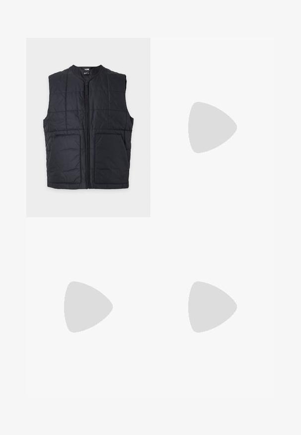 Zwarte doorgestikte mouwloze vest met ritssluiting aan de voorkant en twee grote zakken, met het The North Face-logo op de onderste rechterzak.; Langarmshirt gemaakt van gladde stof, met een donkergrijze basis, groene bubbelachtige patronen en blauwe accenten. Aan de voorkant een gestileerde witte afbeelding.; Zwarte denim jeans met een rechte pijp, voorzien van voorzakken, knoopsluiting en zijzakken voor extra opbergruimte.; Zwarte sportschoenen met gestructureerde stof en rubberen zolen, met elastische veters en een blauwe accent op de hiel. Draag samen met lichte spijkerbroeken.