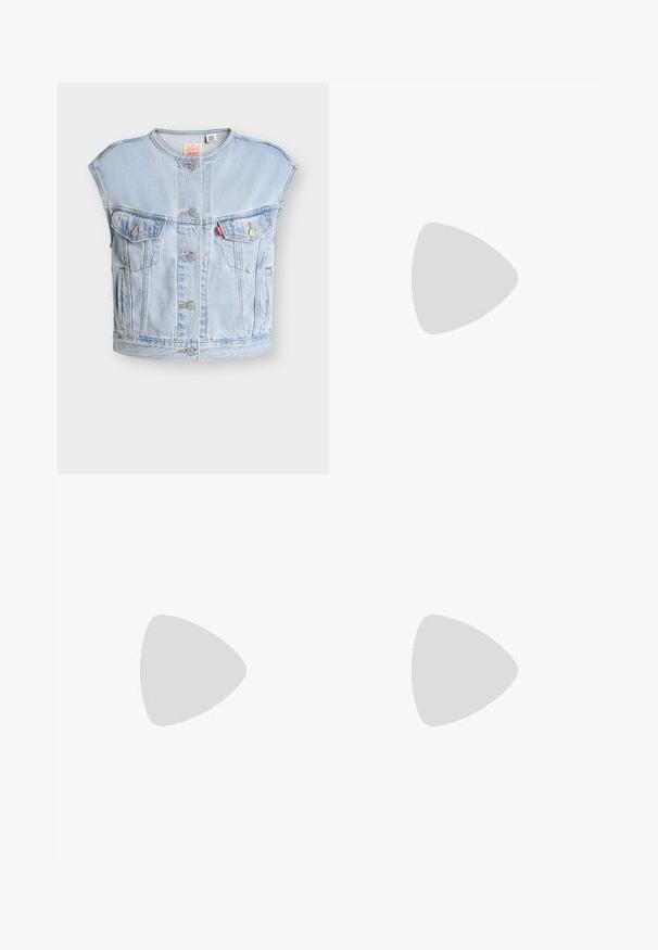 Veste en jean sans manches bleu clair avec des boutons à l'avant, deux poches poitrine à boutons, des poches latérales, et une étiquette rouge Levi's sur la poche gauche.; Chemise en denim bleu clair à manches longues avec fermeture par boutons, deux poches poitrine à rabats et un col classique pointu sur fond gris.; Femme portant un jean bleu clair taille haute avec des jambes droites et des ballerines noires, debout devant un fond clair uni.; Basket en denim montante avec lacets blancs, fermeture éclair latérale, semelle en caoutchouc et détail brodé de marque sur le côté extérieur.