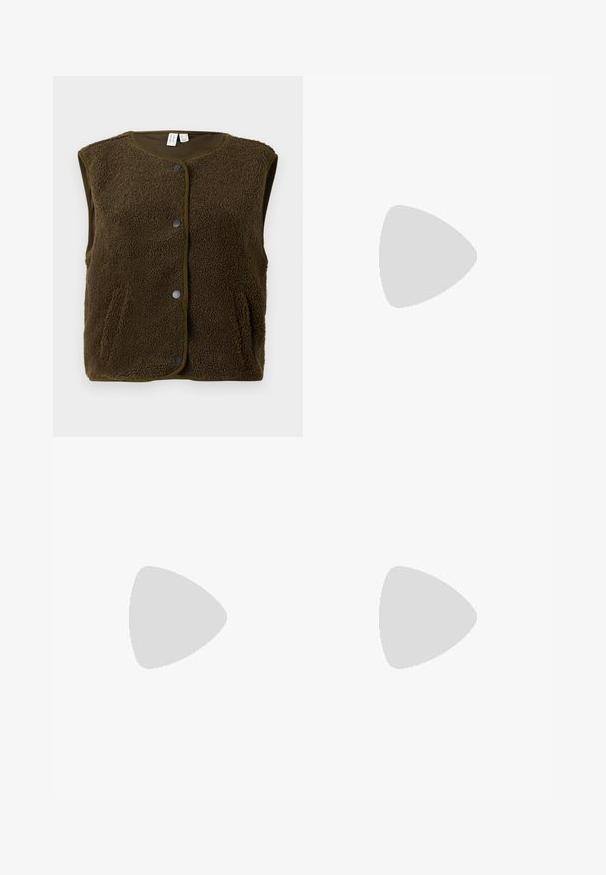 Brun, ærmeløs vest lavet af tekstureret fleece, med rund halsudskæring, trykknaplukning og sidelommer.; Lys grå baggrund med en liggende hvid langærmet t-shirt med rund hals og synlige mærker ved kraven.; Sorte denim jeans med en flareben-design, fem lommer, en frontknaplukning og subtile syninger. Blød tekstur med minimal slitage.; Ben iført mørke ribbede leggings kombineret med sorte balletsko med små sløjfedetaljer på hvid baggrund.