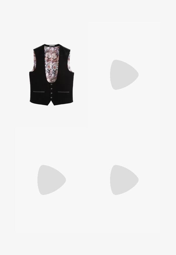 Gilet en velours noir avec quatre boutons sur le devant et deux poches fines, avec un col en V profond et une doublure intérieure à motif floral dans des tons roses et blancs.; Chemise noire à manches longues avec une texture subtilement imprimée, ouverture à boutons sur le devant et col. Le tissu semble lisse et léger.; Pantalons noirs ajustés avec une coupe slim, fabriqués en tissu lisse, dotés de poches latérales et de pattes de taille réglables pour un ajustement personnalisable.; Chaussure habillée en cuir noir avec un bout arrondi, une surface lisse et un design à lacets. Dispose d'un talon bas et de détails de couture subtils.