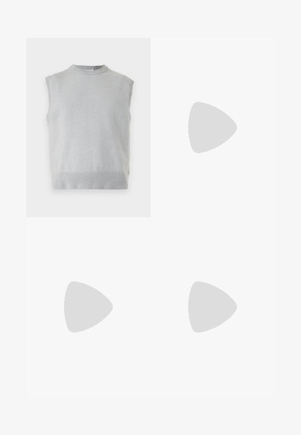 Gilet sans manches en tricot gris clair avec col rond côtelé et ourlet, présenté sur un fond uni.; Chemise blanche à manches longues avec de fines rayures verticales grises. Dotée d'un col boutonné et d'un petit logo noir sur la poitrine gauche.; Shorts larges à rayures gris avec fermeture à bouton et plissé à l'avant. Fabriqués à partir d'un tissu texturé, présentant un design ajusté.; Mocassins en cuir noir avec une finition lisse, un bout rond, un petit talon et descoutures décoratives à l'avant. Semelle en caoutchouc pour l'adhérence.