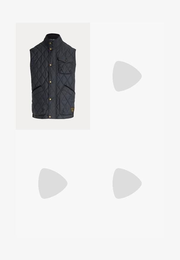 Sort quiltet ærmeløs vest med guldknapper, brystlomme med klap, to nederste lommer og et Polo brand logo patch nederst.; Polo Ralph Lauren LONG SLEEVE - Striktrøje - black; Sorte slim-fit jeans med for- og baglommer, bæltestropper samt knap- og lynlåslukning lagt fladt på en hvid baggrund.; Sort læder Chelsea-støvle med elastiske sidepaneler, trækstrop bagpå, riffel-gummisål og lav hæl, vist i profil.