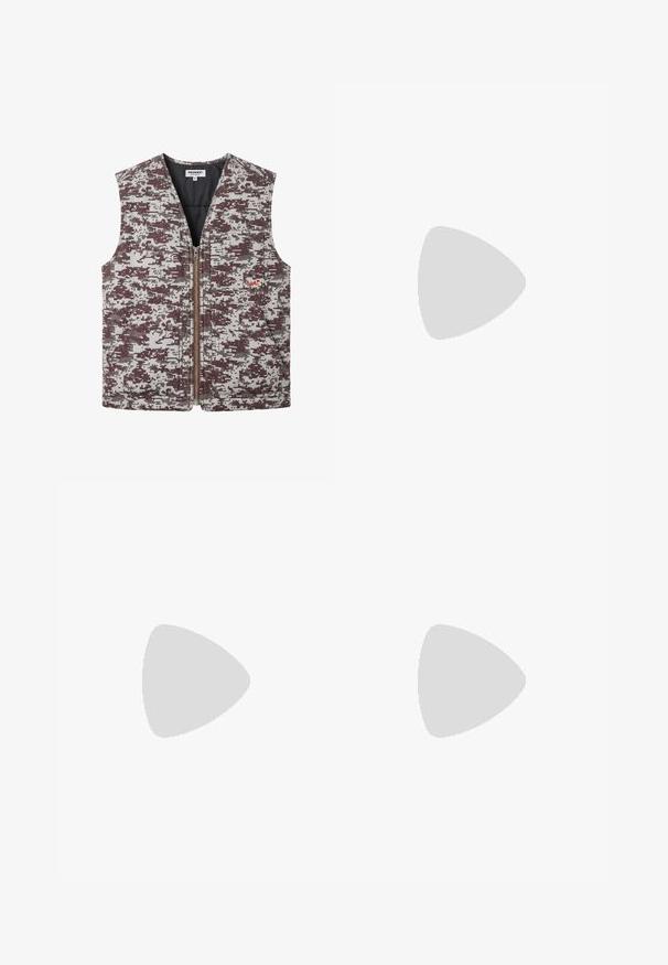 Ärmellose Reißverschlussweste mit braunem und grauem Digital-Camouflage-Muster, Brusttasche vorne mit roter "L.A"-Stickerei und zwei unteren Seitentaschen.; Schwarzes Baumwoll-T-Shirt mit einem vintage Grafikdesign von einem Schädel und einer Schlange, versehen mit dem Wort "PANTERA" in großen, abgenutzten Buchstaben.; High-waisted, locker sitzende blaue Jeans mit Vordertaschen, Gürtelschlaufen, Knopfverschluss und ausgebleichten Details entlang der Beine.; Patrick Ewing Sneaker high - red/white/pale gold