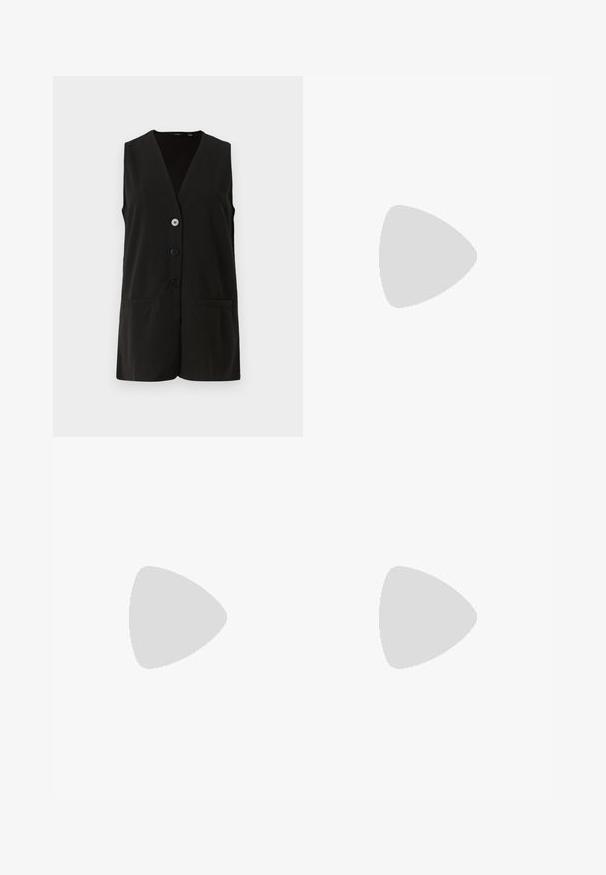Sort ærmeløs vest med V-halsdesign, der har fire knapper og to forlommer, fremstillet af glat stof.; Hvid langærmet skjorte med knapper, spids krave og brystlomme, vist mod en ensfarvet baggrund.; Beige vide ben bukser med høj talje, frontfolder og en glat stoftekstur. Klassisk design med en skræddersyet finish.; Sorte lædermokkasiner med firkantet tå og lav blokhæl, kombineret med sorte tætsiddende bukser og et flydende hvidt lag udenpå.