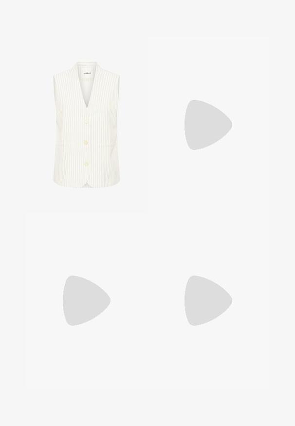 Gilet blanc sans manches avec de fines rayures verticales grises et trois boutons beiges à l'avant, avec un col en V plongeant.; T-shirt en coton blanc avec manches courtes retroussées, encolure ronde et ourlet droit. Texture lisse sans motifs ni accents visibles.; Shorts couleur crème en mélange de coton, présentant une fermeture à bouton, des passants de ceinture et des poches latérales ; texture lisse avec un design à coupe droite.; Sandale beige en cuir verni avec un talon kitten pointu et une semelle fine, vue de côté sur fond blanc.