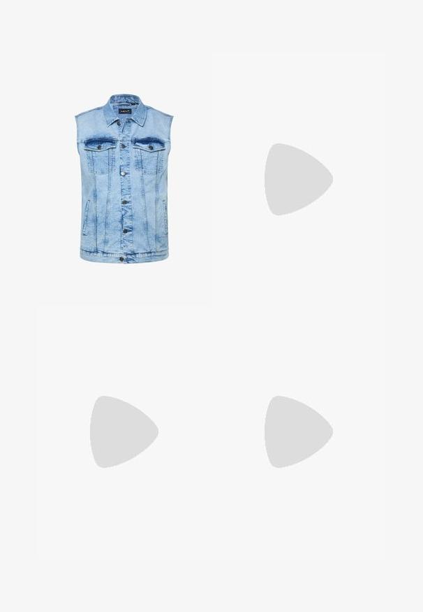 Lyseblå ærmeløs denimvest med knapper foran, to brystlommer med knaplukning, sidelommer og spidst krave.; Stribet skjorte i mørkeblå med lyserøde og hvide lodrette striber. Den har lange ærmer, krave og en brystlomme.; Blå denim jeans med mellemhøj talje, knap- og lynlåslukning, klassisk fem-lomme design og en tilspidset benpasform.; Hvid sneaker med lavt skaft, snørebånd, gummisål og diskrete syede paneldetaljer på siden, vist i højre profil.