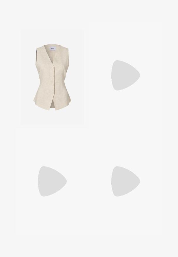 Chaleco de lino beige con escote en V, diseño sin mangas, botones delanteros y silueta acampanada, con un acabado texturizado sutil.; Blusa blanca de manga larga con escote en V y detalle retorcido en la parte delantera, hecha de un tejido suave y elástico que proporciona un ajuste ceñido.; Pantalones de pierna ancha en color beige con cintura alta, que presentan plisados frontales, una textura suave y un diseño a medida. Sin bolsillos visibles ni adornos.; Tacones slingback de charol beige con puntera afilada y un lazo decorativo en el empeine. Incluyen un tacón bajo y estilizado con una textura suave.