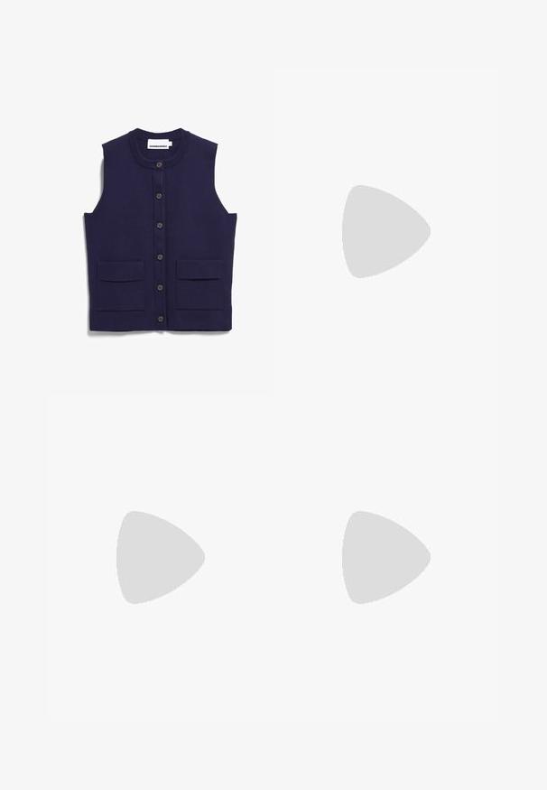 Marineblaue ärmellose gestrickte Weste mit sechs Knöpfen in der Mitte und zwei vorderen Taschen mit Klappen, mit dem Label Armedangels.; Weißes kurzärmeliges Hemd mit Kragen und durchgehender Knopfleiste, vor einem weißen Hintergrund dargestellt.; Marineblaue Stretchstoff-Hosen mit elastischem Bund, seitlichen Taschen und taillierter Form. Glatte Textur und saubere Nähte.; Schwarze Leder-Ballerina mit runder Zehenpartie, ausgestattet mit einem weichen schwarzen Elastikband über dem Vorderfuß. Glatte Textur und minimalistisches Design.