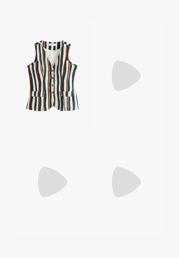 Mouwloos vest met knopen, met verticale strepen in blauw, bruin en beige, twee klepzakken aan de voorkant en een V-hals.; Top met korte mouwen, lichtgeel gebreid met een ronde hals en geribbelde manchetten, plat neergelegd op een witte achtergrond.; Zwarte broek met wijde pijpen gemaakt van een katoenmix. Voorzien van een ritssluiting, riemlussen en voorzakken. Gladde textuur en een getailleerd ontwerp.; Dames puntige bruine leren platte schoen met lage hak en een gladde afwerking, getoond in zijaanzicht op een neutrale achtergrond.
