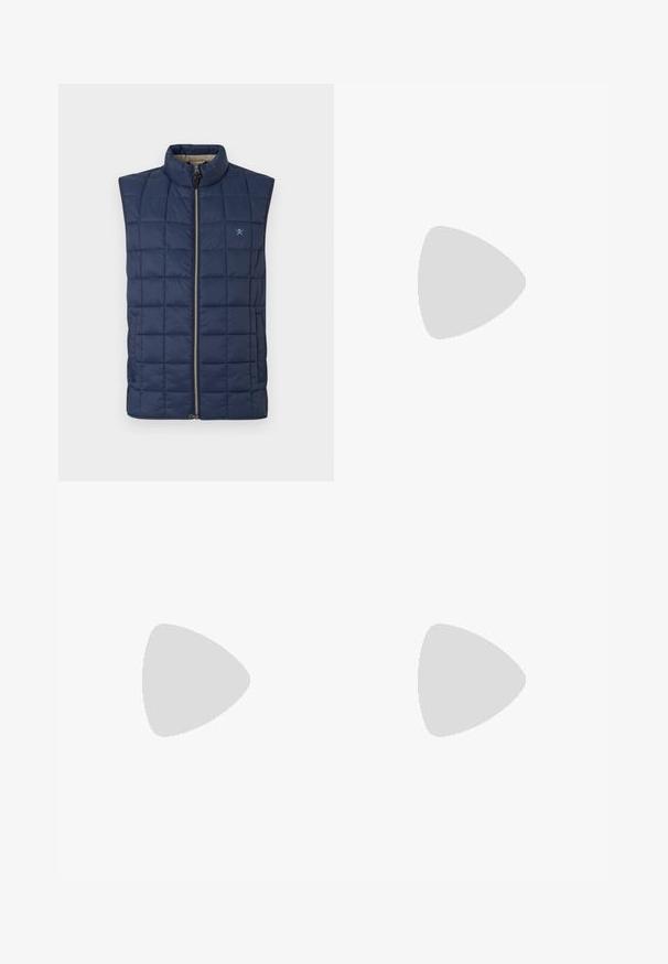 Chaleco sin mangas de color azul marino con un diseño acolchado, cuello alto, cremallera frontal y un discreto bordado del logo en el pecho.; Suéter beige de manga larga con cuello redondo, puños y dobladillo acanalados, con un pequeño emblema de cabeza de zorro naranja en el pecho izquierdo.; WE Fashion BLUE RIDGE - Vaqueros rectos - dark blue; Mocasín penny negro de cuero para hombre con tacón bajo y apilado y puntera redondeada, mostrado de lado sobre un fondo gris claro.