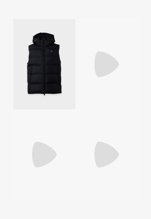 Schwarze, wattierte ärmellose Jacke mit Frontreißverschluss, zwei seitlichen Reißverschlusstaschen und verstellbarer Kapuze mit Kordelzug.; Hellgrauer Langarm-Shirt mit Rundhalsausschnitt, ribbelten Ärmeln und Saum, flach auf einem schlichten Hintergrund präsentiert.; Dunkelblaue Jeans aus Denim mit schmaler Passform, sichtbaren Nähten, Standard-Design mit fünf Taschen und Knopfleiste an der Taille.; Weißer Sneaker mit niedrigem Schaft, vorn mit Schnürung und dicker Sohle, aus der Seitenansicht vor neutralem Hintergrund.