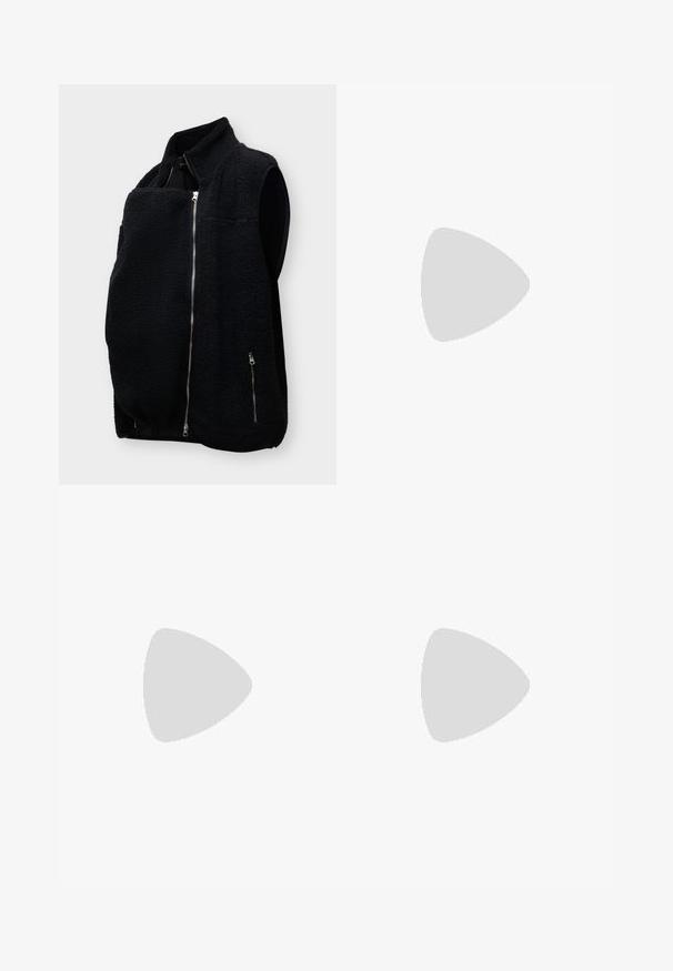 Sort fleece-vest uden ærmer med frontlynlås og lynlåslomme i siden, designet til varme og komfort.; Kremfarvet ribstrikket langærmet graviditetstop med rund halsudskæring og knapåbning, designet til at passe over en gravid mave.; Sorte ribbede bredbenede bukser med høj talje. Stoffet er glat og strækbart, hvilket skaber en afslappet pasform hele vejen ned ad benene.; Sort skinnende læderloafer med kraftig sål og pennyrem, vist i sideprofil på en ensfarvet hvid baggrund.