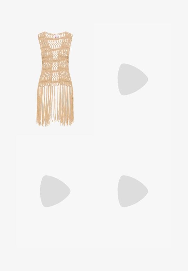 Beige hæklede top med en åben vævning og frynsedetaljer ved kanten. Materialet ser let og tekstureret ud.; Grøn maxi kjole med paisley mønster, puffærmer, firkantet udskæring og tiered kant med pink, lilla og gule accenter.; Beige ruskinds ankelstøvle med spids tå og subtil bølget detaljering, med en lav træsko hæl og en pull-tab bagpå.; Brun ruskind skuldertaske med lange frynser langs bunden og siderne, med en buet halvmåneform og metalringe til fastgørelse af strop.