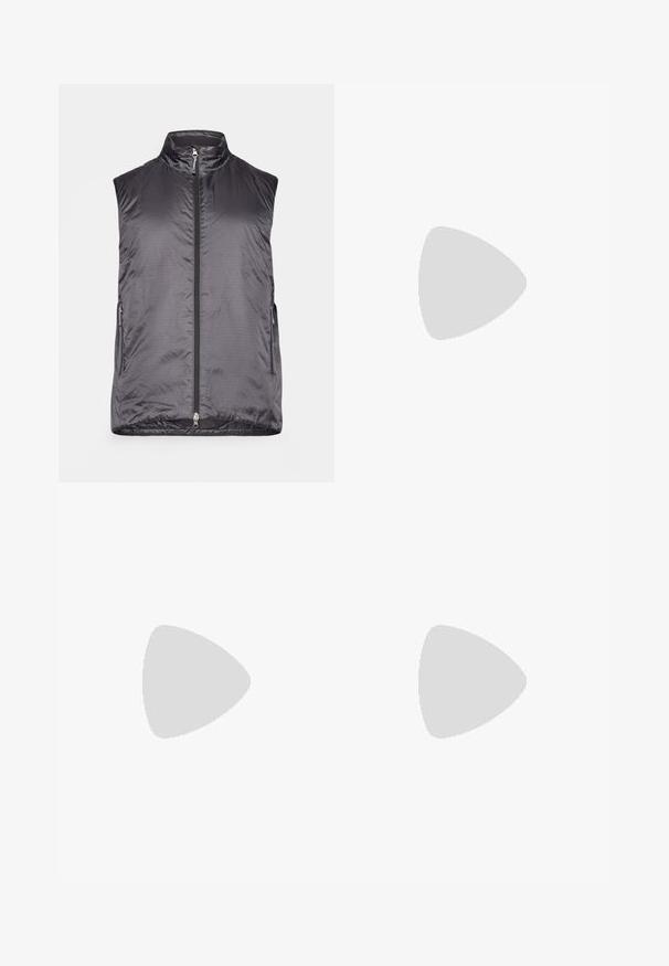Houdini VEST - Vest - true black; Sort kortærmet t-shirt lavet af blødt stof, med et lille blåt "icebreaker" logo på venstre brystområde. Regular fit design.; Vandtætte bukser i mørkegrå farve, lavet af slidstærkt stof. Funktioner inkluderer et bælte, sidelommer og lynlåsede ankler.; Sort trail løbesko med robust sål svævende over en klippete overflade, jordpartikler synlige i udendørs omgivelser.