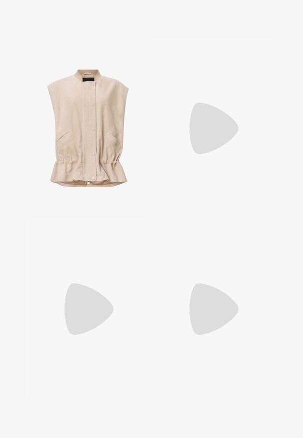 Beige ruskindsvest med krave, frontlukning med knapper, ribbet detaljering og to sidelommer med en samlet kant.; Cremefarvet ribbet tanktop med tynde stropper, tætsiddende design og lige kant. Etiketten siger "IVY OAK." Materialet ser blødt og strækbart ud.; Hvid, lang, flydende nederdel med elastisk talje og bundet snøre, vist mod en ensfarvet lys baggrund.; Sort sandal med bred rem og stor guldbøjle, der hviler på gulv af træfliser med en grøn plante og grå væg i baggrunden.