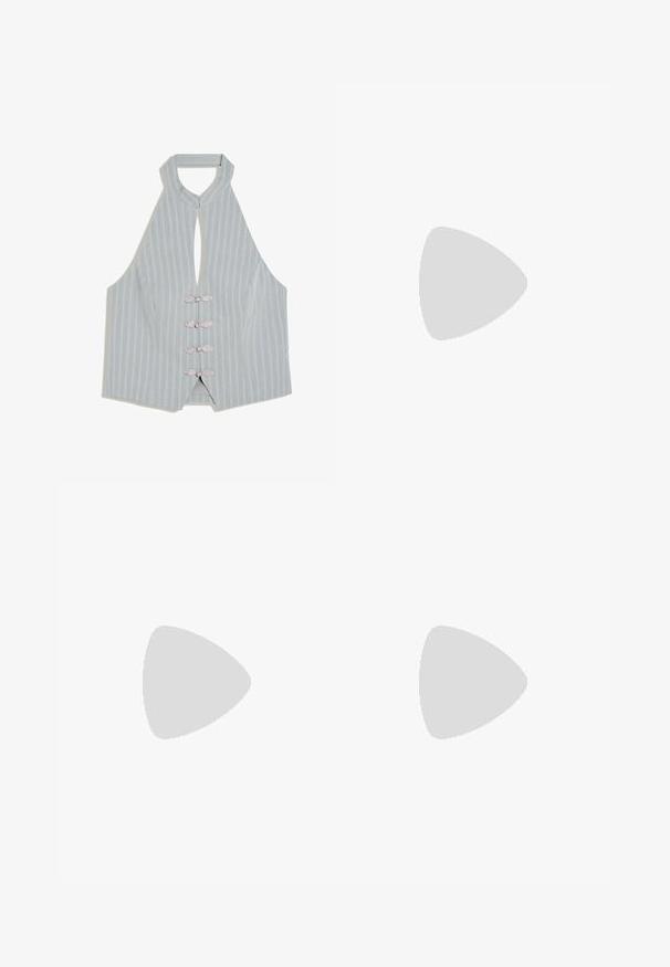 Hellgraues Nadelstreifen-Halter-Top mit hohem Kragen und vier dekorativen silbernen Froschverschlüssen in der vorderen Mitte.; Hellblaues langärmliges Hemd mit dünnen vertikalen Streifen und klassischem Kragen auf weißem Hintergrund dargestellt.; Marineblaue und weiß karierte Shorts mit elastischem Bund und vorderem Kordelzug, auf weißem Hintergrund dargestellt.; Dunkelblaue Gummi-Zehensandale mit strukturierter Sohle und Y-förmigem Riemen auf schlichtem hellem Hintergrund.