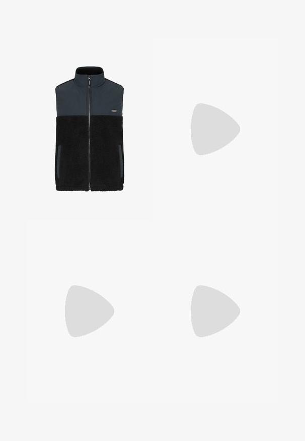 Zwarte fleece vest met hoge kraag, voorzien van een zachte textuur, rits aan de voorkant en een contrasterend ontwerp van zwarte en donkergrijze panelen.; Zwarte katoenen t-shirt met een gladde textuur. Bevat twee labels: "TYPE NO: C-46" en "AMERICAN CLASSIC" in het geel op donkere stof.; Zwarte slim-fit jeans met een knoopsluiting aan de voorkant en een vijf-pocket ontwerp, weergegeven tegen een effen lichtgrijze achtergrond.; Olijfgroene sportschoen met een mesh bovenwerk, zwarte accenten en een witte tussenzool. Textuur op de teenkap en een hiel lus voor gemakkelijk aan- en uittrekken.