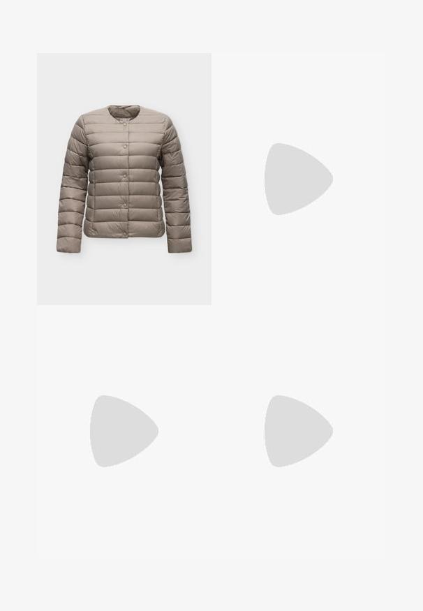 Veste matelassée marron clair avec manches longues, col rond et fermeture par boutons-pression à l’avant sur fond uni.; Haut noir à manches courtes en côte avec un col en V, présentant une silhouette ajustée et une texture lisse. Simple et polyvalent pour le superposition.; Jean évasé noir taille haute en denim, avec une fermeture à bouton, des poches latérales et une texture lisse.; Baskets en cuir blanc avec des rayures noires, semelle extérieure en caoutchouc beige, bout rond, fermeture lacée et embout en suède gris doux.