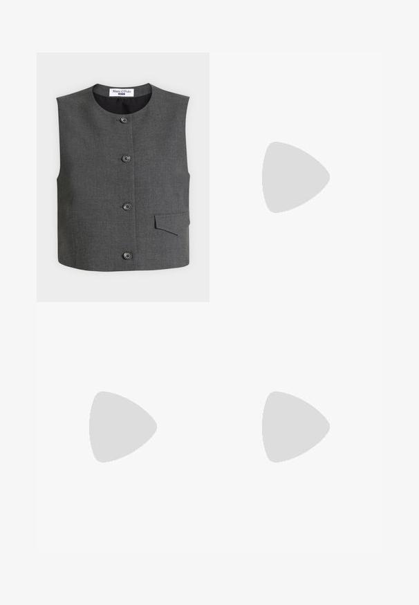 Anthrazitgraue ärmellose Weste mit vier Knöpfen, rundem Kragen und einer einzelnen schrägen Taschenklappe auf der unteren rechten Seite.; Weißes langärmeliges T-Shirt mit rundem Halsausschnitt. Hergestellt aus glattem Stoff, mit geradem Saum und lockerem Schnitt. Einfaches Design, keine Muster.; Graue Wollhose mit Fischgratmuster, geraden Beinen, aufgeschlagenen Säumen und einem Bund mit Gürtelschlaufen.; Schwarze Leder Slingback-Absätze mit einer spitzen Zehenform, schmalem verstellbarem Riemen und einem etwa 5 cm hohen Stiletto-Absatz, glatte Textur.