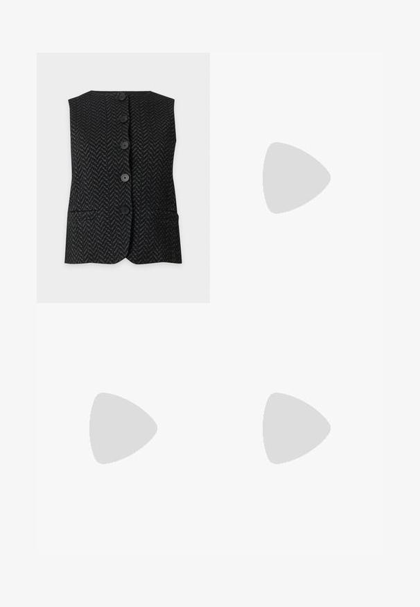 Sort og mørkegrå ærmeløs knappet vest med zigzag mønster og to forlommer på ensfarvet baggrund.; Marineblå kortærmet t-shirt med rund hals og gyldent prikket "MK"-logo centreret på brystet.; Lysblå denimshorts med høj talje, der har knap- og lynlås-lukning, forlommer og en rå kant.; Burgunderrød laklæder slingback kitten heel sko med spids tå og dekorativ sløjfe foran.