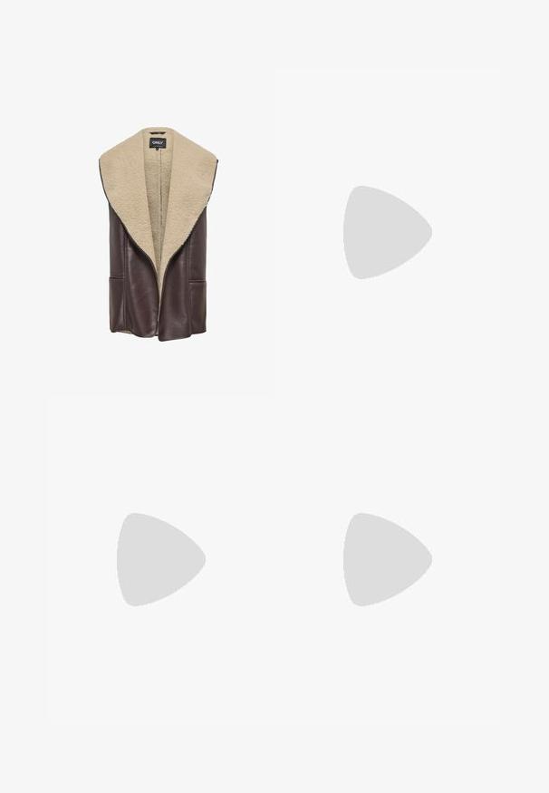 Gilet en cuir marron avec un large col en shearling beige doux. Présente une ouverture à l'avant et deux poches latérales. Texture lisse et design contemporain.; Pull à col roulé gris clair en tissu doux et texturé. Il présente des poignets et un ourlet côtelés, avec une coupe décontractée et un design minimaliste.; Des jeans en denim bleu foncé présentent une coupe droite, un style à cinq poches et une fermeture à bouton, avec des accents de couture subtils.; UGG TASMAN - Chaussons - black