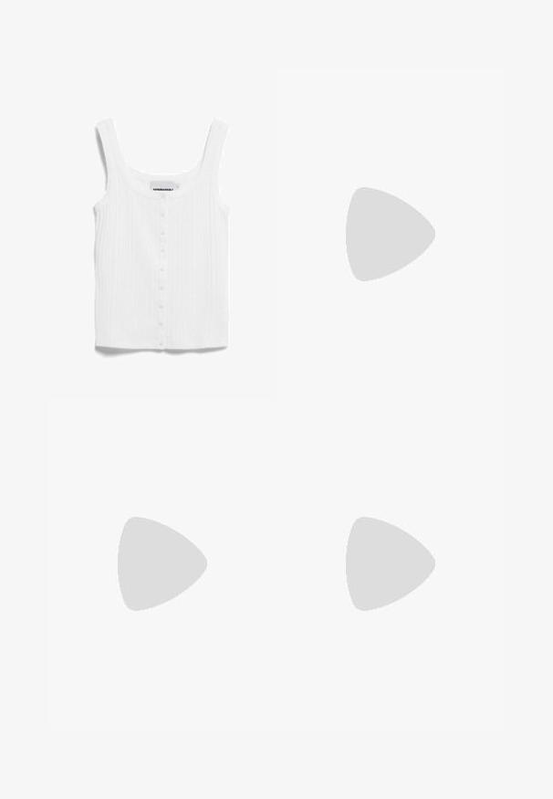 Wit geribbeld mouwloos tanktop met knopen aan de voorkant en een vierkante halslijn, voorzien van het merk "ARMEDANGELS" op het binnenkraaglabel.; Lichtbeige linnen overhemd met lange mouwen, knoopsluiting aan de voorkant, puntige kraag, een borstzak en een losse pasvorm. Subtiele textuur zichtbaar.; Lichtblauwe katoenen shorts met een relaxte pasvorm, elastische tailleband en verstelbaar trekkoord. Beschikt over een zachte, gestructureerde stof en zijnaad.; Bruine leren sandalen met een enkelriem, een gekruist bovenwerk, een platte zool en een gouden accent op de teenlus.