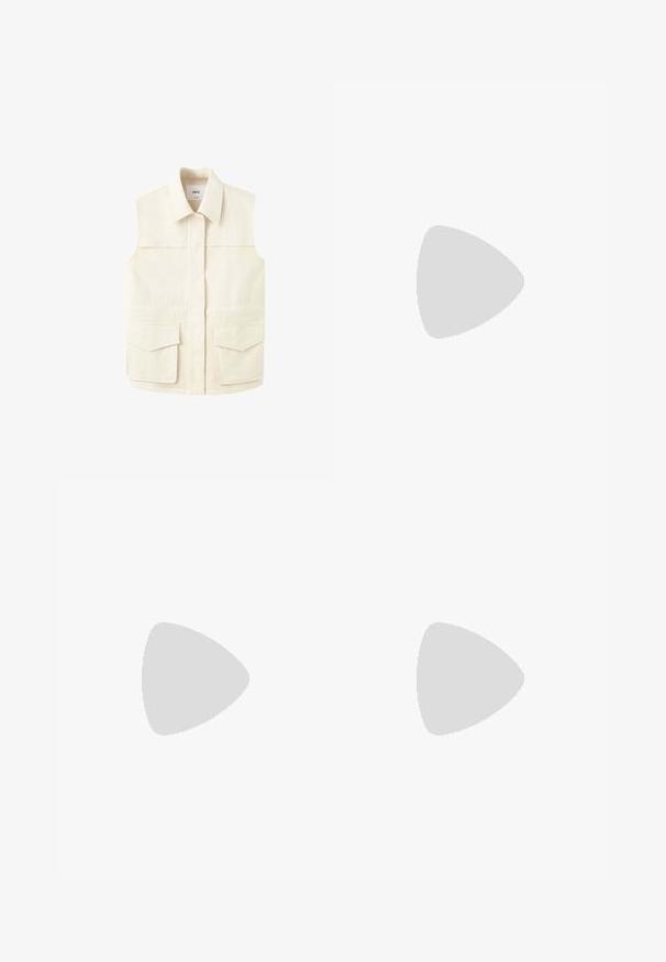Ärmellose beigefarbene Utility-Weste mit Kragen, verdecktem Frontverschluss und zwei großen Pattentaschen auf Taillenhöhe. Dargestellt auf schlichtem weißen Hintergrund.; Mango SHORT SLEEVE POCKET - Hemdbluse - off-white; Helle blaue weite Hosen aus glattem Stoff, mit einem elastischen Bund und Kordelzug, ohne sichtbare Taschen oder zusätzliche Details.; Braune Ledersandalen mit Kreuzriemen-Design, flacher Sohle und offenem Zehenbereich, kombiniert mit einem cremefarbenen, plissierten Rock.