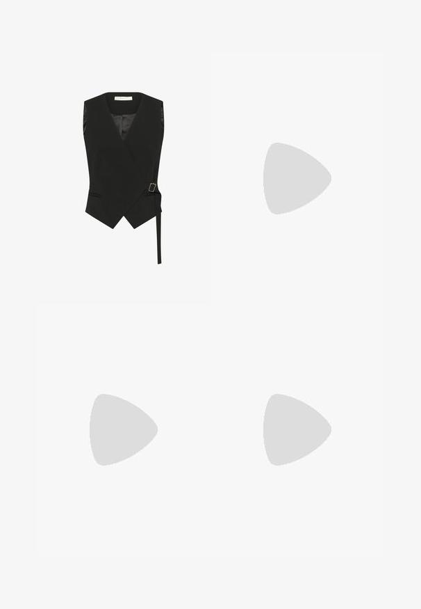 Schwarze ärmellose Weste mit Wickeldesign, tailliertem Schnitt, zwei vorderen Taschen und einer Schnallendetail an der Seite. Glattes Material mit matter Oberfläche.; Kurzarmoberteil im schwarz-weißen Leopardenmuster, mit einer kastigen Form, gerafften Schulterdetails und einer glatten Stofftextur.; Schwarze, weite Hosen aus glattem, glänzendem Stoff. Mit einem elastischen Bund und einer Kordel zur Anpassung der Passform.; Schwarzer Leder-Slingback-Schuh mit spitzem Zehenbereich, ausgestattet mit einem geflochtenen Akzent und einem gefalteten Oberdesign. Flache Sohle mit minimalem Zubehör.