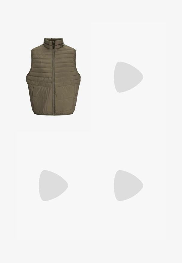 Padded olivgrüwest mit hohem Kragen und durchgehendem Reißverschluss; weist horizontale Nähte und einen elastischen Saum für eine enganliegende Passform auf.; Helle graue Kapuzenjacke aus weichem Stoff, mit Kordelzugkapuze, langen Ärmeln und gerippten Bündchen und Saum. Keine Muster oder Akzente sichtbar.; Graue Denim-Jeans mit geradem Schnitt. Ausstattung umfasst fünf Taschen, Gürtelschlaufen und einen vorderen Knopfverschluss. Glatte Textur, minimalistisches Design.; Beiger Low-Top-Sneaker mit hellgrauen Wildlederakzenten, Schnürung vorne, perforiertem Seitendetail und brauner Gummisohle.